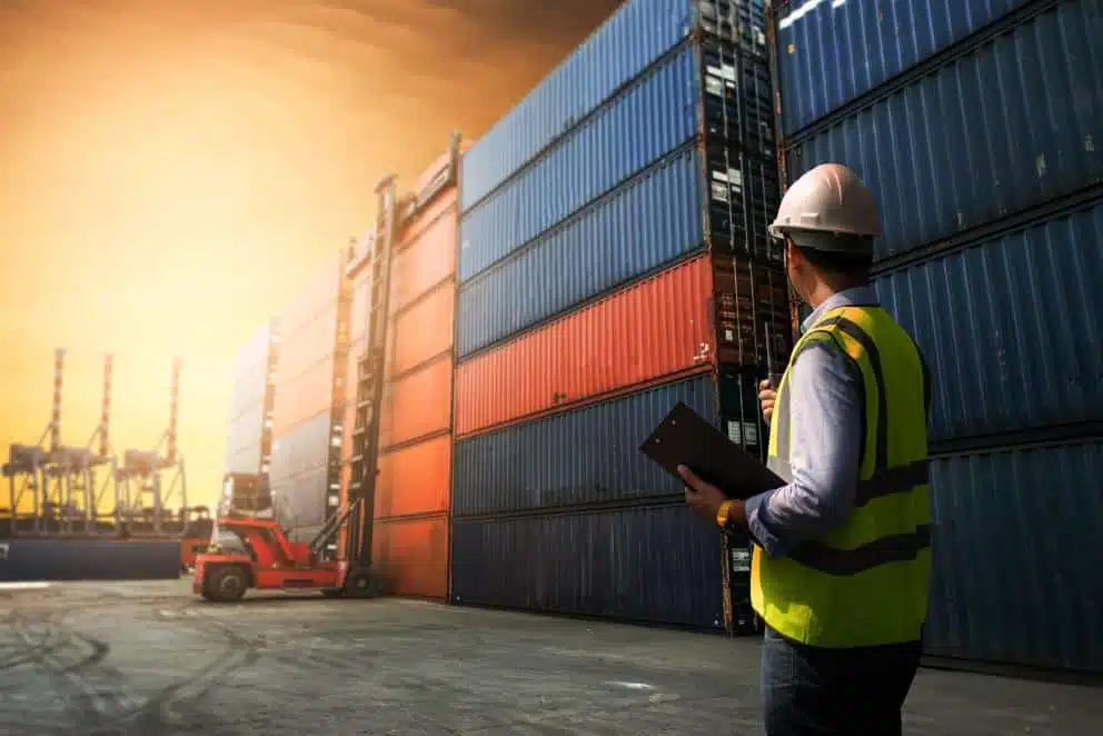 Medewerker controleert containers op de terminal