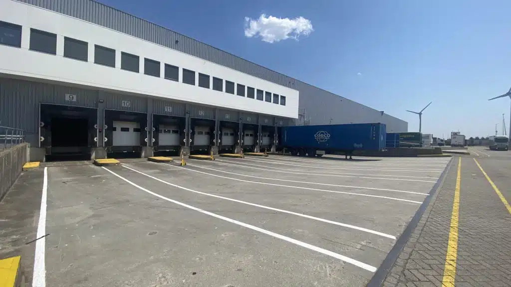 Warehouse met laaddocks voor vrachtwagens