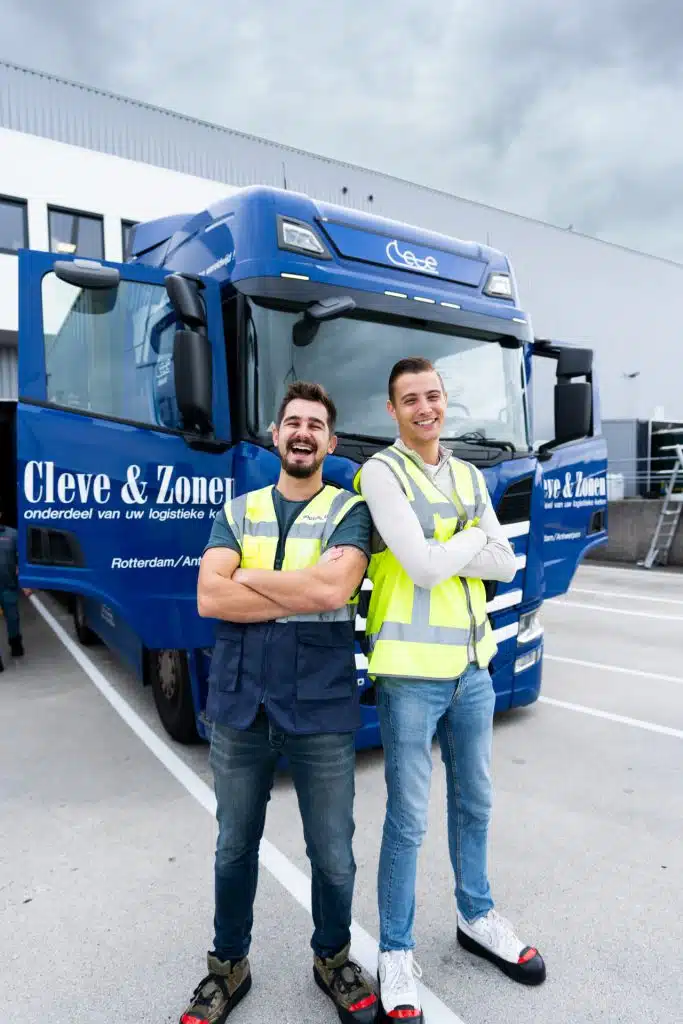 Medewerkers van Cleve & Zonen bij een vrachtwagen